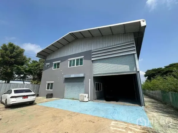 货栈 出租在Pathum Thani - 仓库外立面，金属屋顶，双卷帘门，前方装卸与停车区