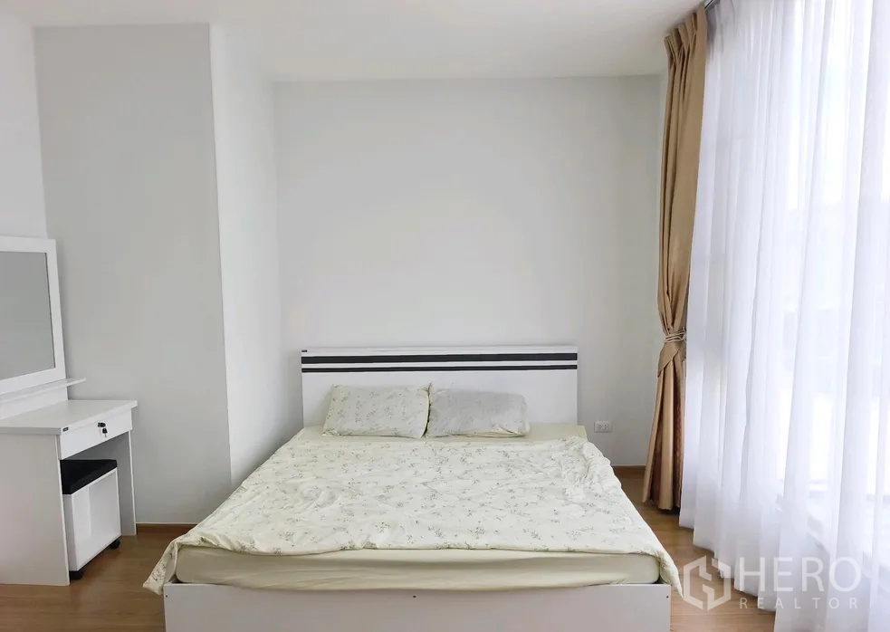 Townhouse for rent in Bang Phli, Samut Prakan - Master bedroom with large windows, sheer curtains and a bed.