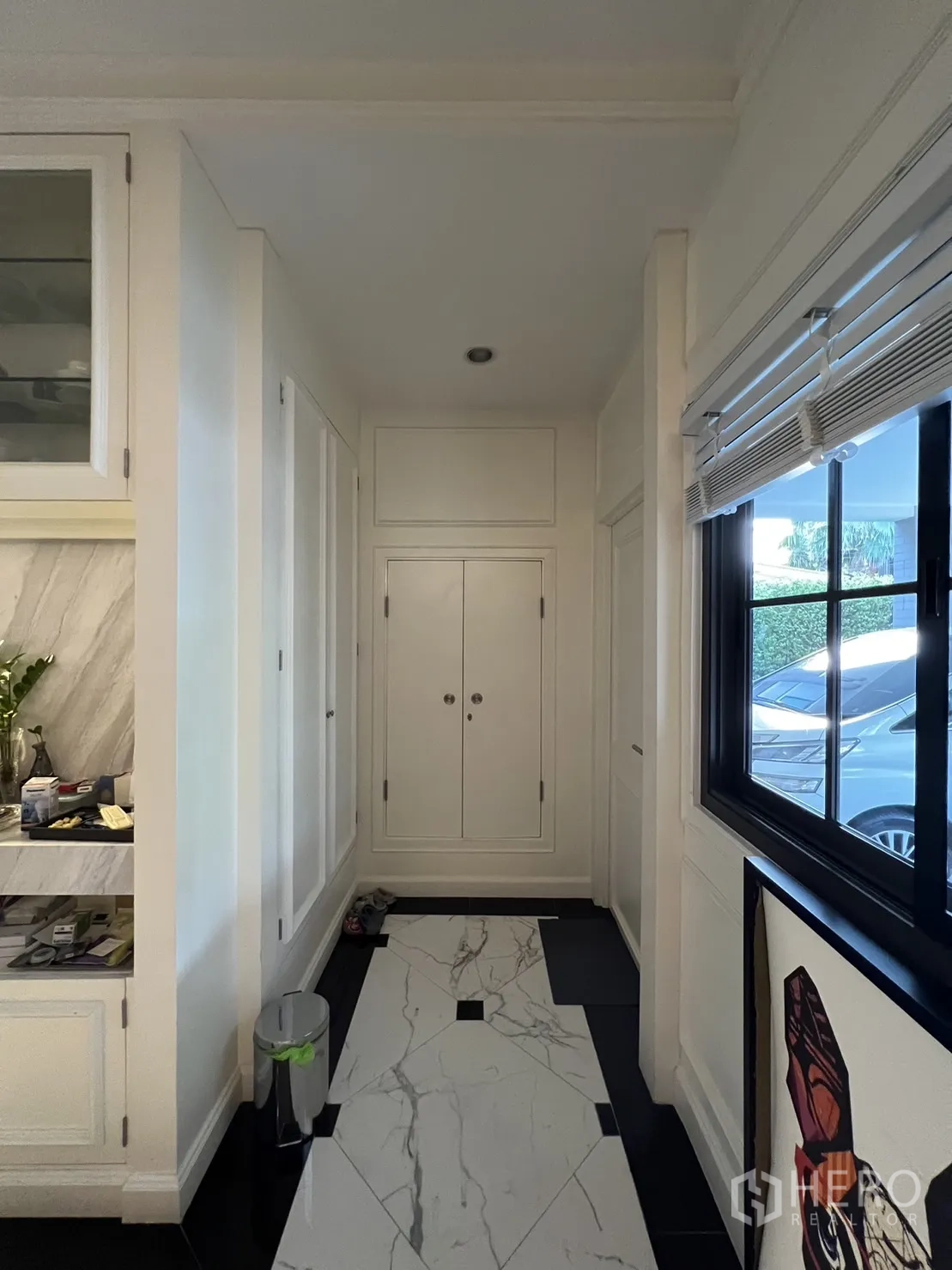 Detached House for rent in Suan Luang, Bangkok - Hallway beside the kitchen with white cabinetry and marble tile floor.