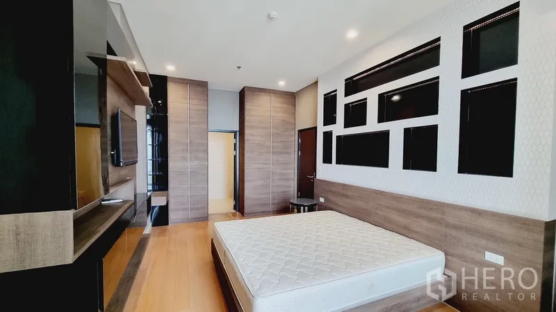 公寓 出售在Watthana, Bangkok - 明亮浴室，玻璃淋浴间、台盆与现代卫浴