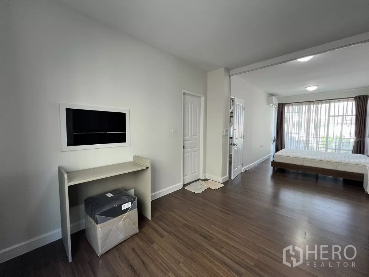 Townhouse for rent in Bang Kapi, Bangkok - Master suite corner with desk and window.