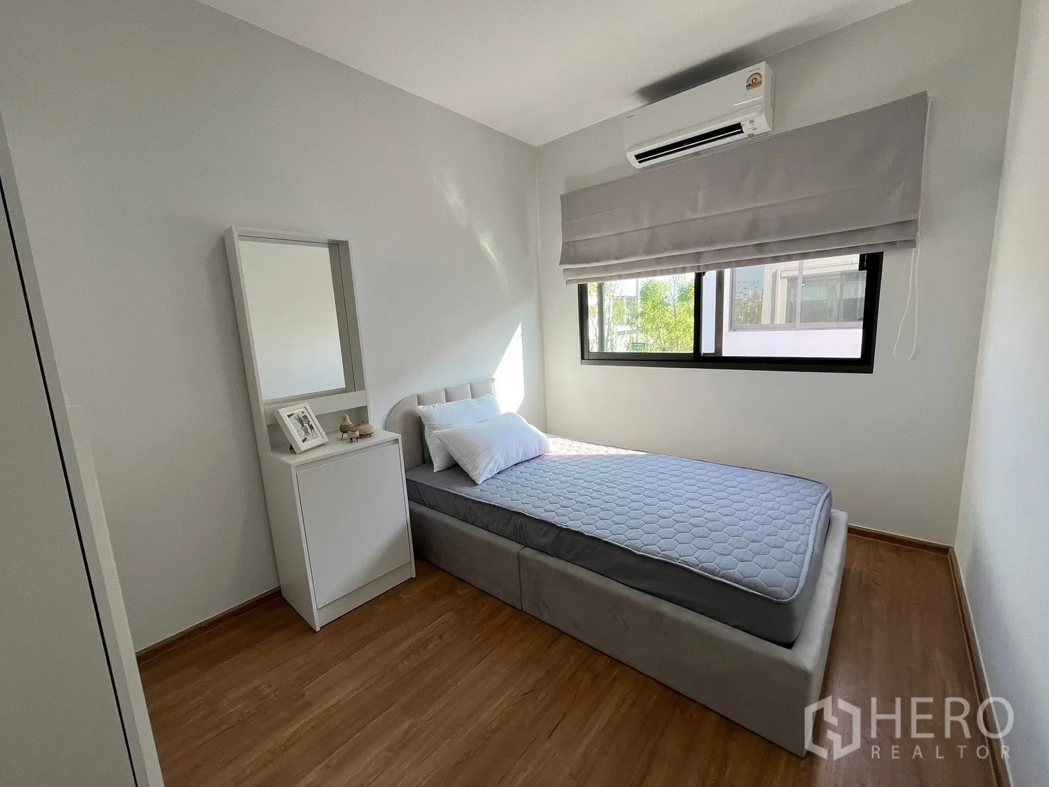 联排别墅 出租在Bang Phli, Samut Prakan - 舒适次卧，单人床，大窗配罗马帘，壁挂空调。