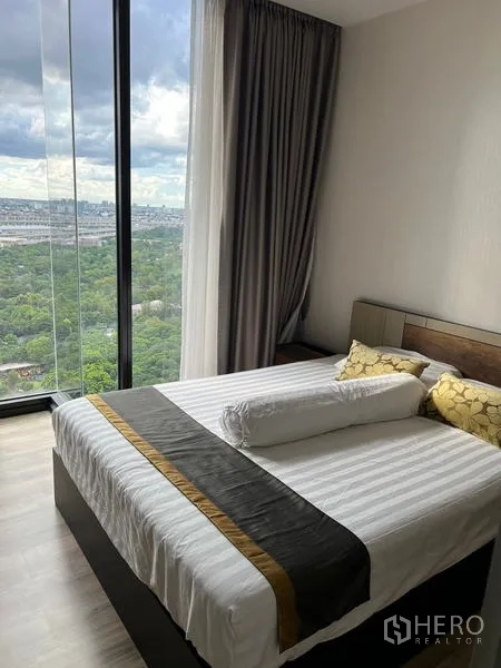 公寓 出租在Chatuchak, Bangkok - 卧室角度可见衣柜与通往现代卫浴的入口。