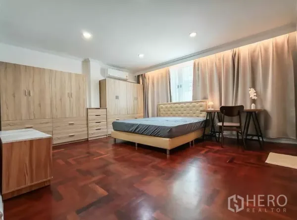 บ้าน ให้เช่าในYan Nawa, Bangkok - ห้องนอนกว้าง พื้นปาร์เกต์ ตู้เสื้อผ้าหลายบาน พร้อมเตียงหัวบุและโต๊ะทำงาน