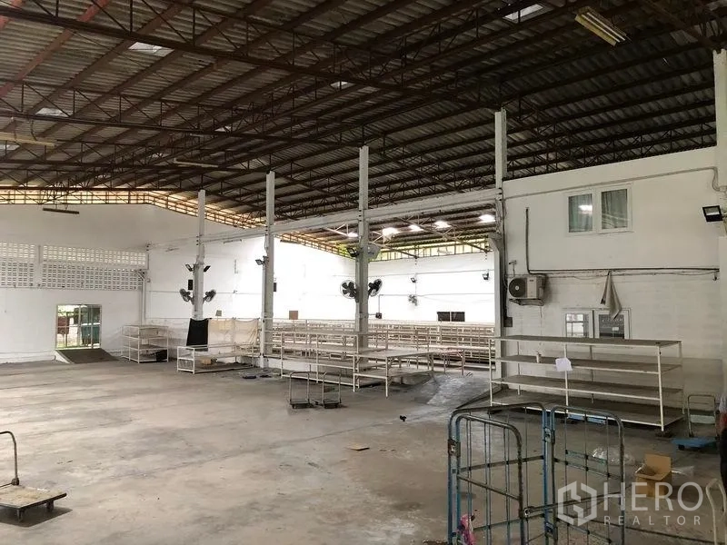 คลังสินค้า ให้เช่าในBang Kapi, Bangkok - โกดังแบบโถงโล่งพร้อมชั้นวาง พัดลมติดผนัง และส่วนออฟฟิศขนาดเล็ก