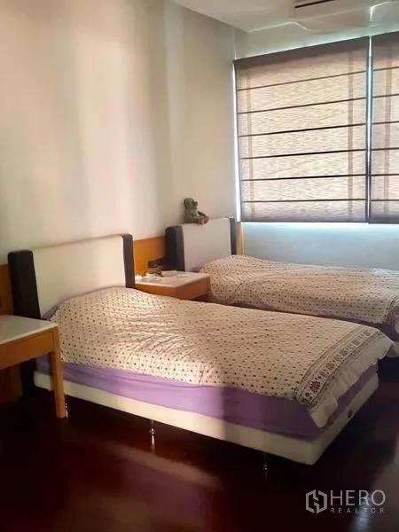 สำนักงานที่บ้าน ให้เช่าหรือขายในBang Rak, Bangkok - ห้องนอนเตียงเดี่ยวสองเตียง แสงสว่างดี ม่านบังแดด และพื้นไม้