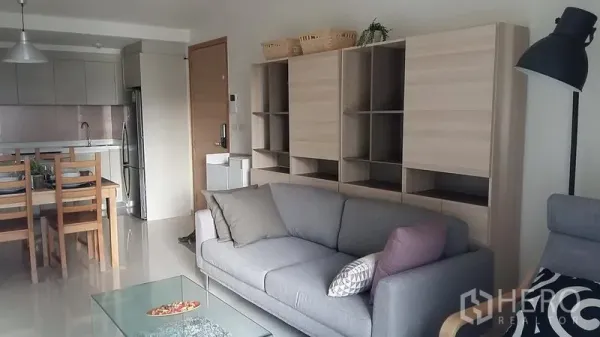 คอนโด ให้เช่าในWatthana, Bangkok - ห้องนั่งเล่นแบบเปิดโล่งพร้อมโซฟาสีเทา ชั้นวางของ และครัวสมัยใหม่ในคอนโดกรุงเทพฯ