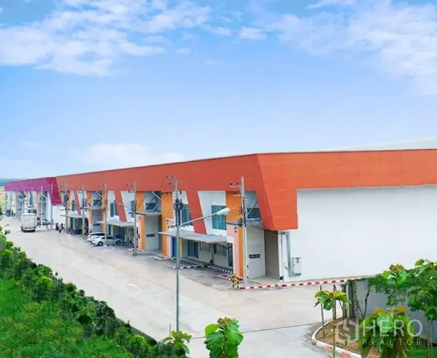 工厂 出租在Pluak Daeng, Rayong - 现代工业园区外观，多个装卸月台，园区道路宽阔并配绿化。