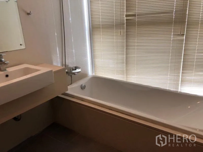 คอนโด ให้เช่าหรือขายในWatthana, Bangkok - ห้องน้ำพร้อมอ่างอาบน้ำ อ่างล้างหน้า และมู่ลี่หน้าต่าง