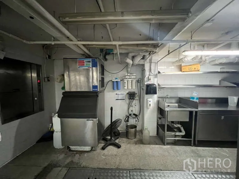 店屋 出租或出售在Khlong Toei, Bangkok - 后勤区配有制冰机、净水系统和不锈钢水槽。