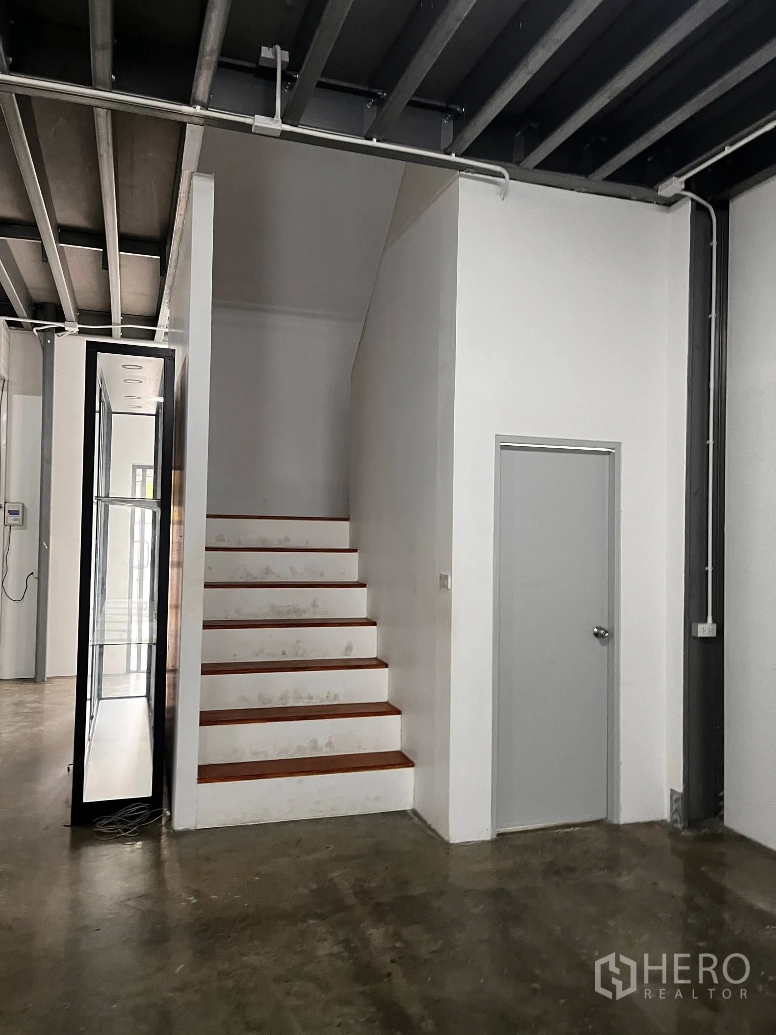 โกดัง for rent in Lat Phrao, Bangkok - ภายในมีบันไดขึ้นชั้นบนและประตูข้างใกล้ทางเข้ากระจก