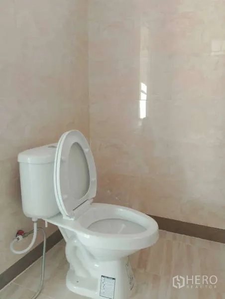 工厂 出租或出售在Sai Noi, Nonthaburi - 浅色瓷砖卫生间，配坐便器。