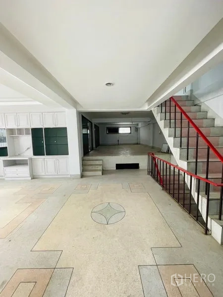 อาคารพาณิชย์ ให้เช่าในHuai Khwang, Bangkok - พื้นที่สำนักงานเปิดโล่ง มีตู้บิวท์อินและบันไดราวสีแดง