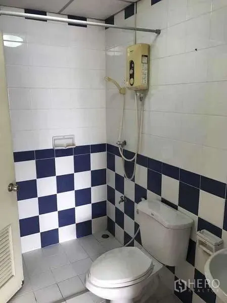 ทาวน์เฮาส์ ให้เช่าในSuan Luang, Bangkok - ห้องน้ำกระเบื้องลายตารางสีน้ำเงิน–ขาว พร้อมโถสุขภัณฑ์ ฝักบัว และเครื่องทำน้ำอุ่น