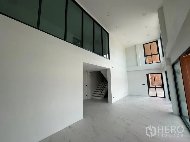 货栈 出售在Lam Luk Ka, Pathum Thani - 挑高办公室空间，带夹层与大面积玻璃