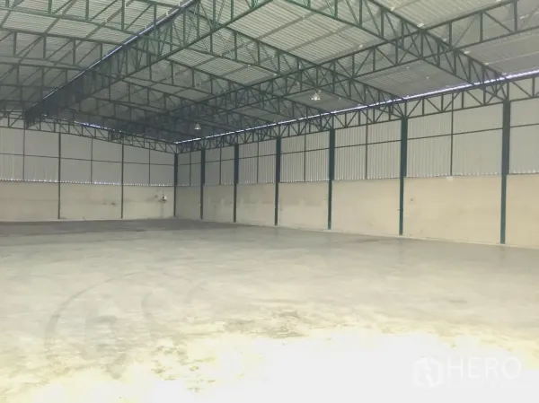 货栈 出租在Si Racha, Chon Buri - 开放无柱的存储大厅，金属夹芯墙体与顶灯