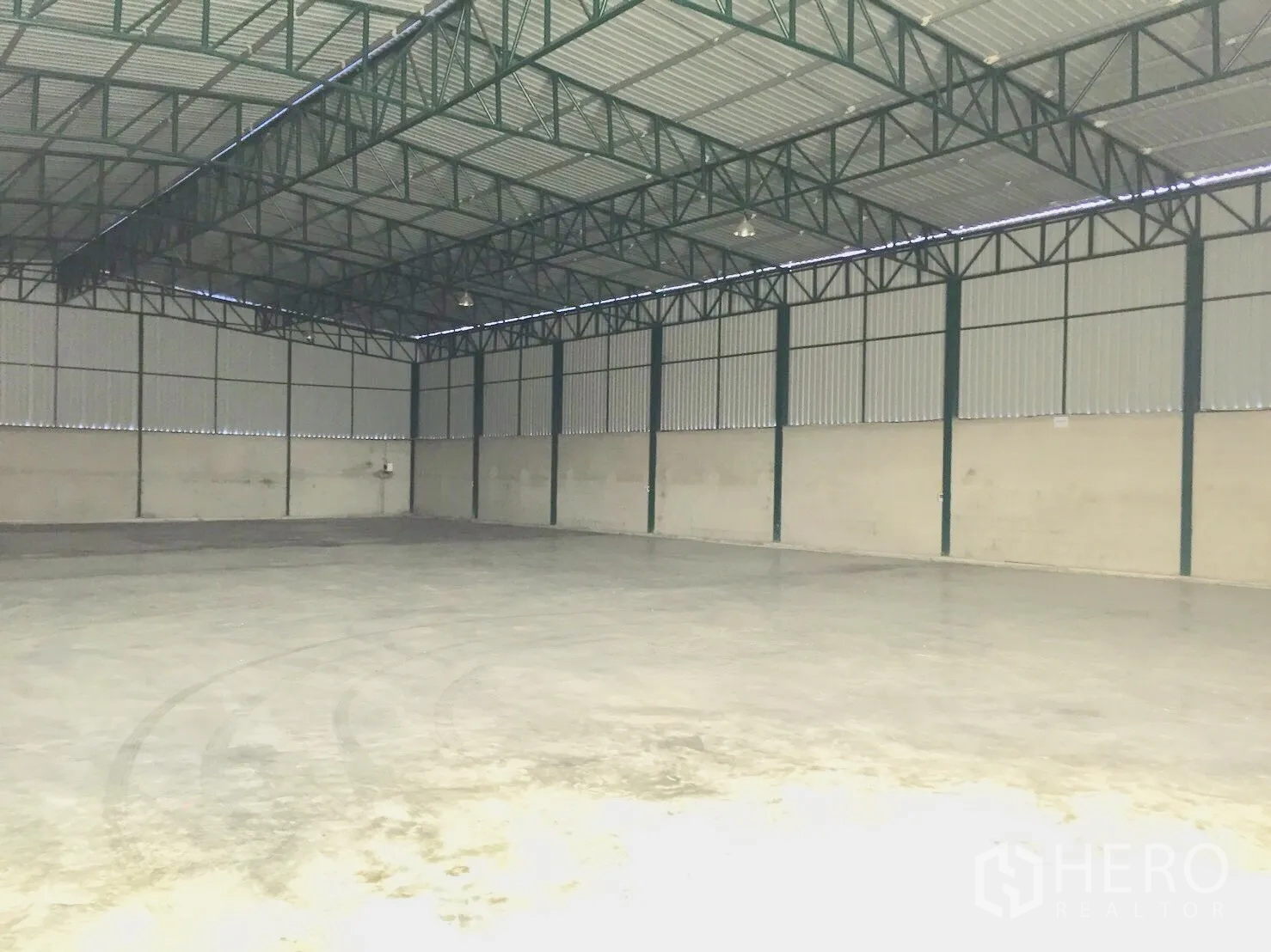 货栈 出租在Si Racha, Chon Buri - 开放无柱的存储大厅，金属夹芯墙体与顶灯