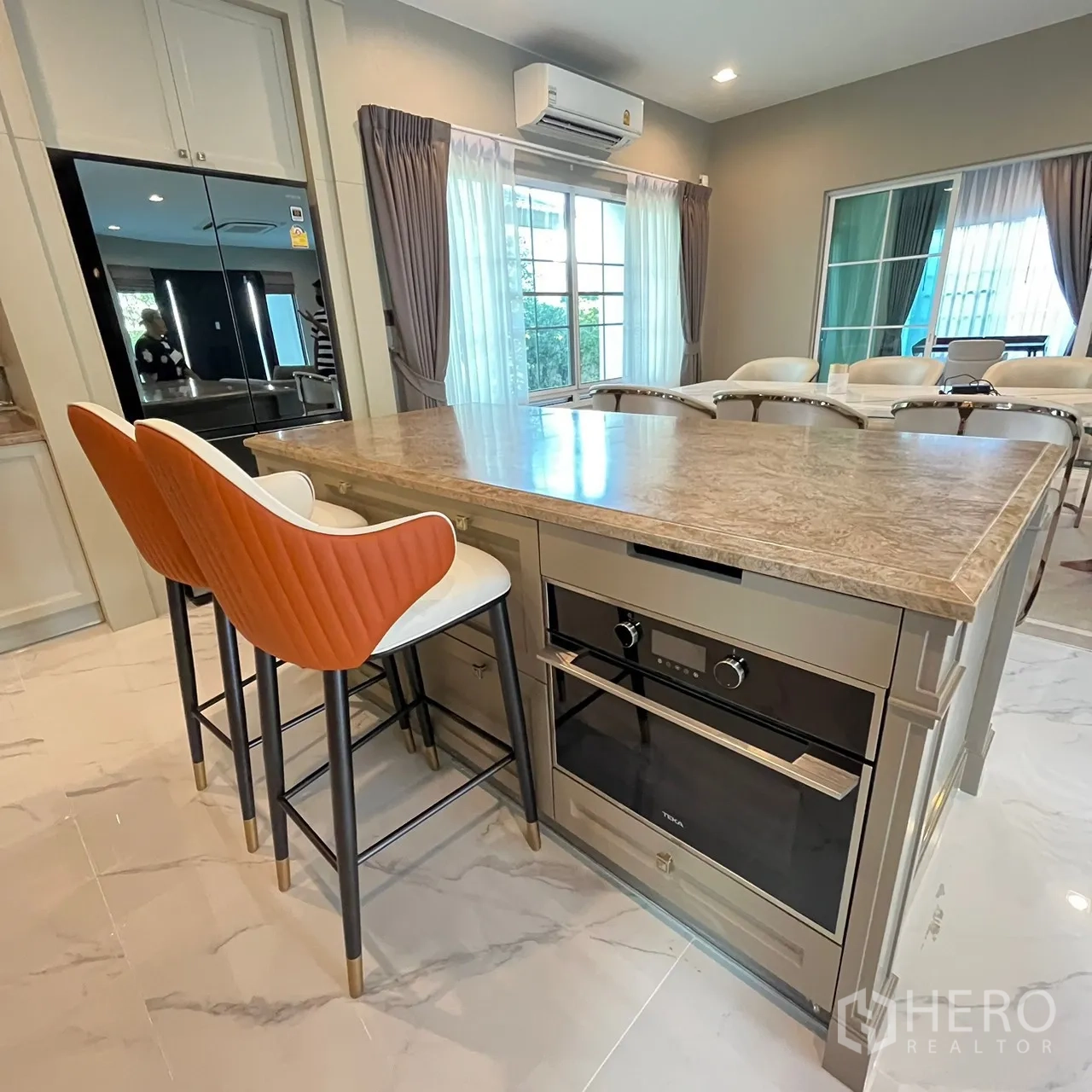 บ้าน ให้เช่าหรือขายในBang Khen, Bangkok - เกาะครัวพร้อมเตาอบในตัวและที่นั่งรับประทานอาหารเช้า