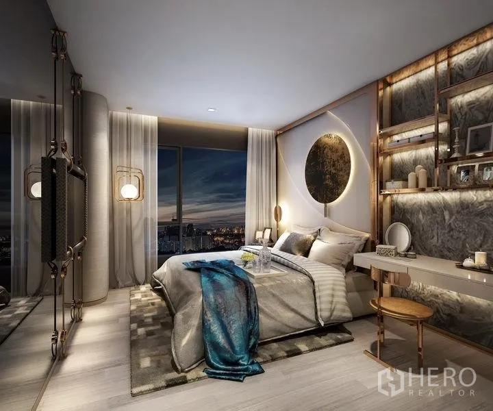 คอนโด ขายในRatchathewi, Bangkok - ห้องนอนหรูพร้อมหน้าต่างเต็มบาน วิวเมืองกลางคืน แสงไฟโทนอุ่น