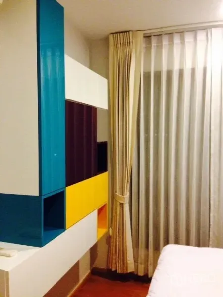 公寓 出租在Phaya Thai, Bangkok - 卧室彩色内嵌收纳柜与落地帘，采光柔和。