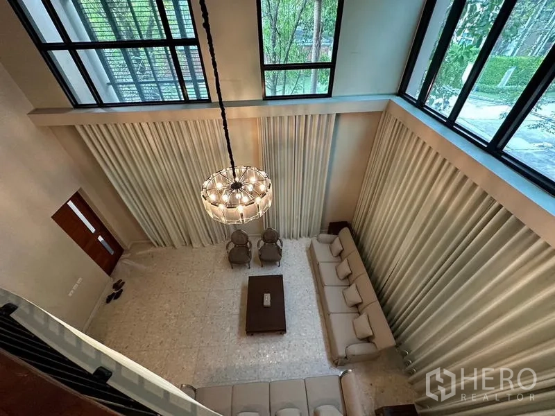 บ้าน ให้เช่าหรือขายในKhan Na Yao, Bangkok - มุมมองจากชั้นบน เห็นโคมไฟระย้าและห้องรับแขกเพดานสูงม่านยาว