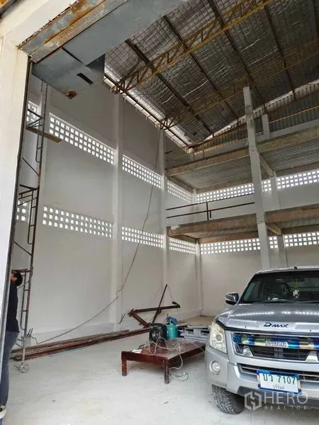 คลังสินค้า ให้เช่าในPhra Khanong, Bangkok - ภายในโกดังเพดานสูง หลังคาเมทัลชีทบุฉนวน เสาโครงสร้างสีขาว พร้อมทางรถกระบะเข้าได้