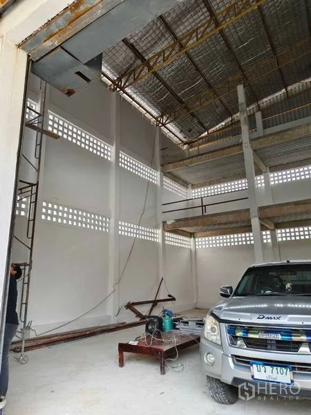 คลังสินค้า ให้เช่าในPhra Khanong, Bangkok - ภายในโกดังเพดานสูง หลังคาเมทัลชีทบุฉนวน เสาโครงสร้างสีขาว พร้อมทางรถกระบะเข้าได้