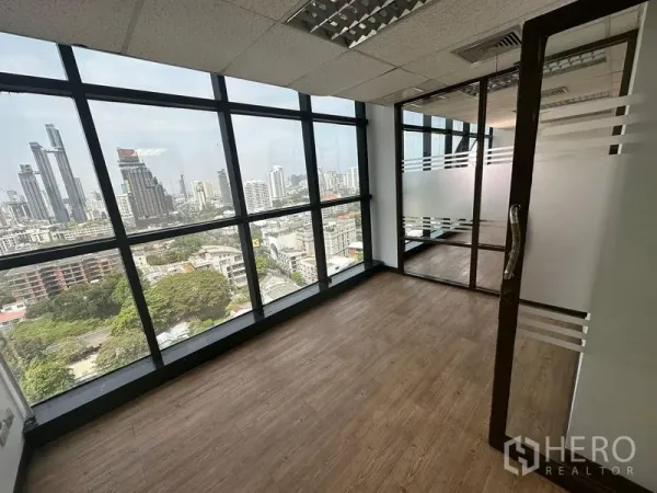สำนักงาน ให้เช่า - ห้องประชุมมุมอาคาร กระจกเต็มบานชมวิวสกายไลน์กรุงเทพฯ พร้อมประตูกระจก