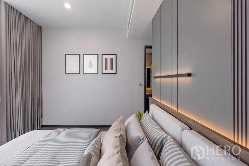 คอนโด ให้เช่าในWatthana, Bangkok - รายละเอียดห้องนอน แผงผนัง งานศิลป์ และหมอนหลายใบบนเตียง