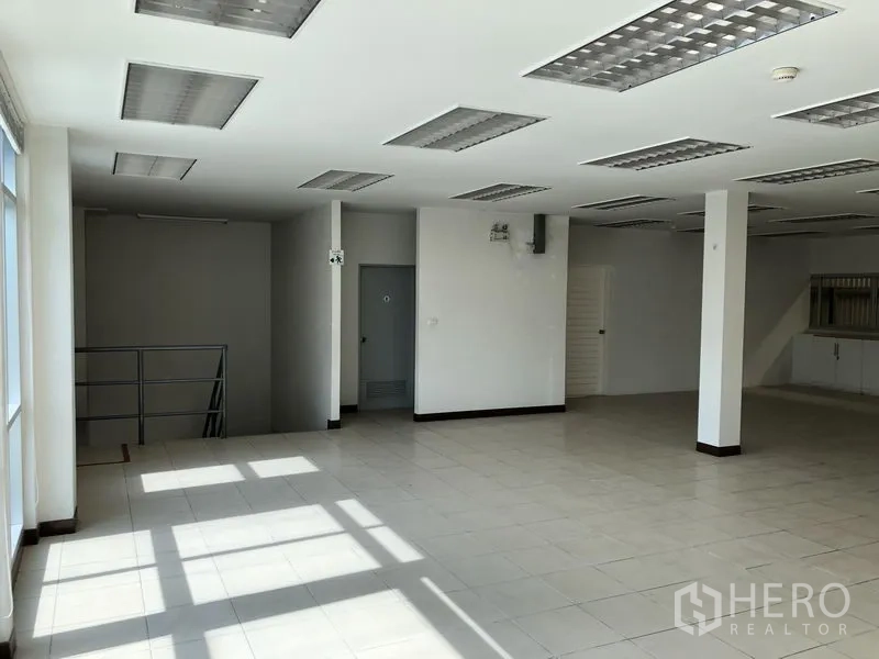 工厂 出租在Bang Sao Thong, Samut Prakan - 开放式办公室空间，柱体、瓷砖地面与天花灯