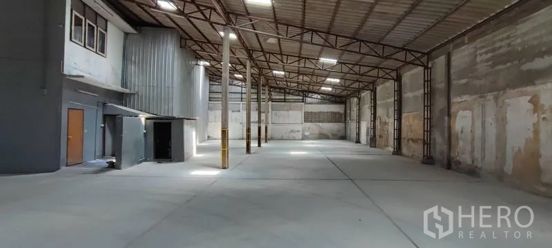 คลังสินค้า ให้เช่าในPhra Khanong, Bangkok - มุมมองภายในแสดงออฟฟิศและห้องบริการ มีที่กันชนเสา และหลังคาสูงพร้อมสกายไลท์