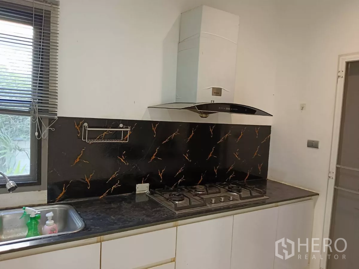 บ้าน ขายในLat Krabang, Bangkok - ครัวใช้งานสะดวก ติดตั้งเตาแก๊ส เครื่องดูดควัน และผนังลายหินอ่อน