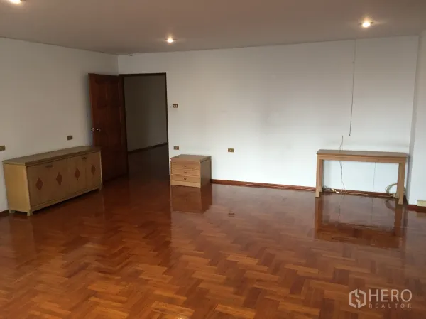 คอนโด ให้เช่าในWatthana, Bangkok - พื้นที่นั่งเล่นขนาดใหญ่พื้นปาร์เกต์ เฟอร์นิเจอร์น้อย ดูโปร่งสบาย