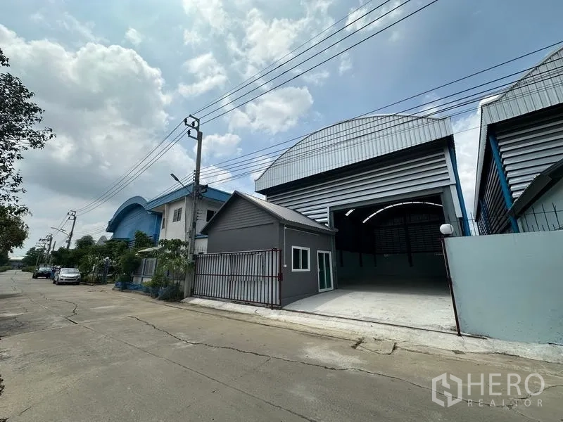 工厂 出租在Pak Kret, Nonthaburi - 街角视角，可见办公室附楼与宽阔装卸前坪