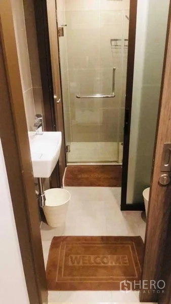 คอนโด ให้เช่าในHuai Khwang, Bangkok - ห้องน้ำสมัยใหม่ พร้อมตู้ shower กระจกและอ่างล้างหน้า