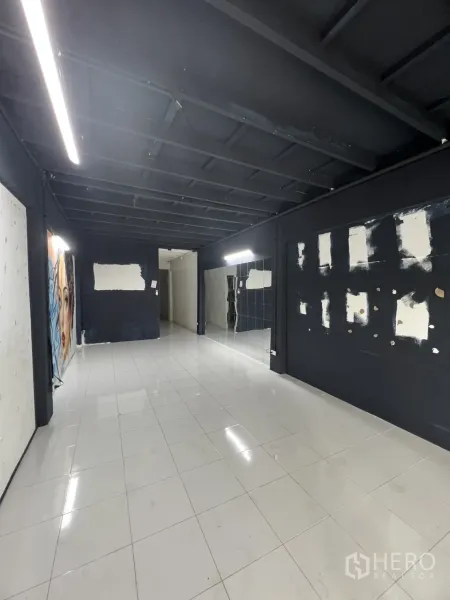 อาคารพาณิชย์ ให้เช่าหรือขายในKhlong Toei, Bangkok - พื้นที่ชั้นล่าง เพดานสีดำ พื้นกระเบื้องขาว และไฟเส้นยาว