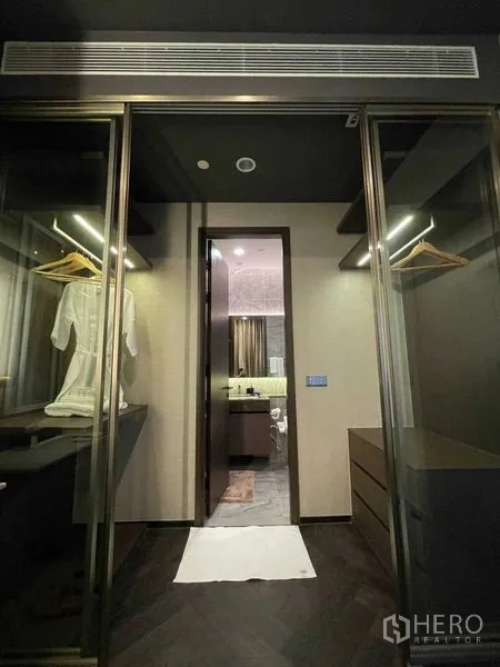 คอนโด ให้เช่าในKhlong Toei, Bangkok - วอล์กอินคลอเซ็ตประตูบานกระจก มีราวแขวนเสื้อ เชื่อมต่อไปยังห้องน้ำ