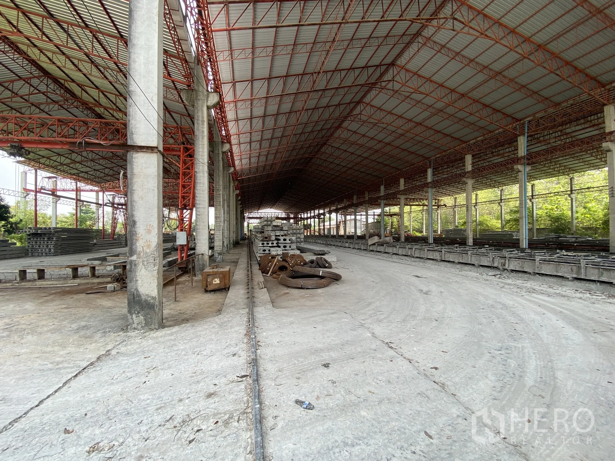 Factory for sale in Mueang Chon Buri, Chon Buri - Central aisle of a large factory with rails, columns and casting beds.