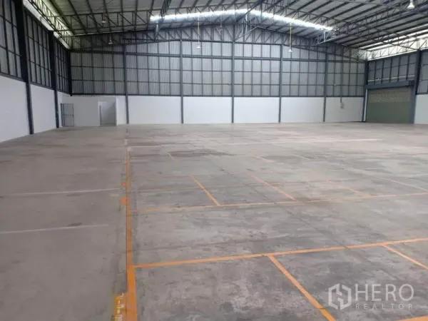คลังสินค้า ให้เช่าในLat Krabang, Bangkok - พื้นเก็บสินค้ากว้าง มีเส้นแบ่งบล็อกพาเลท ใต้หลังคาสูงและไฟสว่าง