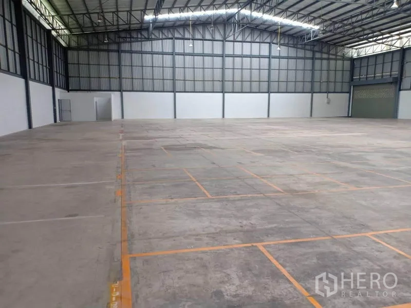 คลังสินค้า ให้เช่าในLat Krabang, Bangkok - พื้นเก็บสินค้ากว้าง มีเส้นแบ่งบล็อกพาเลท ใต้หลังคาสูงและไฟสว่าง