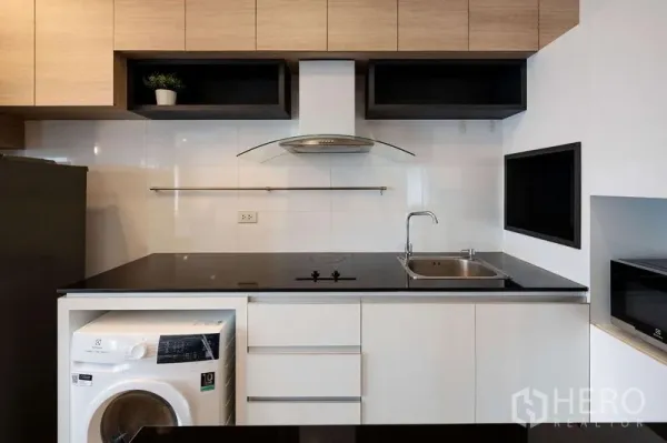 คอนโด ขายในWatthana, Bangkok - ภาพใกล้ของครัวทันสมัย มีเตา ฮู้ด อ่างล้างจาน ตู้ลอย และเครื่องซักผ้าแบบบิวท์อิน