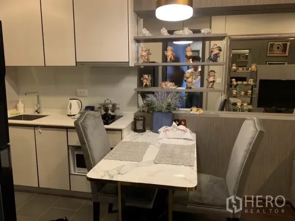 公寓 出售在Watthana, Bangkok - 曼谷公寓紧凑型厨房，白色橱柜与大理石餐桌，开放式陈列架，临近Ekkamai。