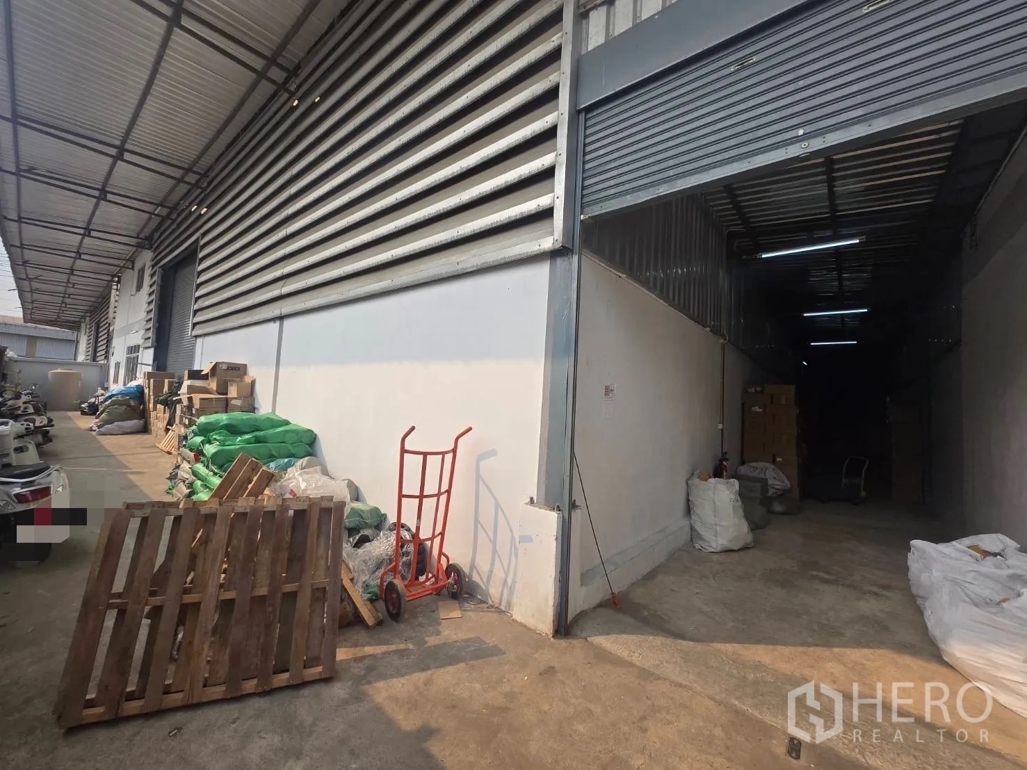 โรงงาน for rent or sale in Mueang Samut Sakhon, Samut Sakhon - โซนโหลดสินค้ามีหลังคาคลุม ประตูม้วนเปิดสู่ช่องเก็บของลึก