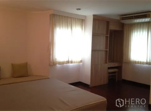 คอนโด ให้เช่าในWatthana, Bangkok - ห้องนอนมุมห้อง มีหน้าต่างสองด้าน โต๊ะทำงานและชั้นวางบิลต์อิน พร้อมผ้าม่านบาง