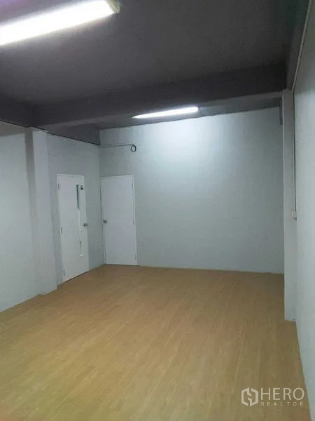 อาคารพาณิชย์ ให้เช่าในKhlong Toei, Bangkok - ห้องสีขาวแบบโอเพนสเปซ พื้นไม้และไฟฟลูออเรสเซนต์