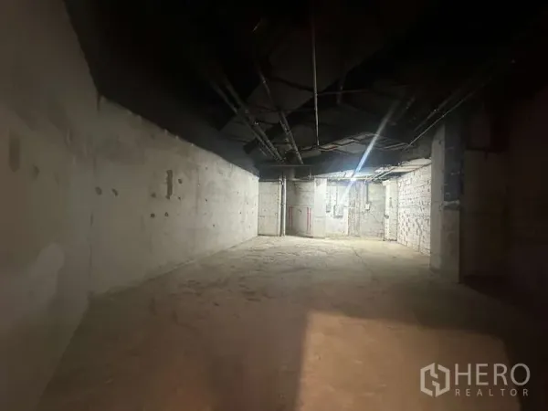 零售空间 出租 - 零售空间毛坯状态，混凝土墙面与外露管线，适合按需装修改造。