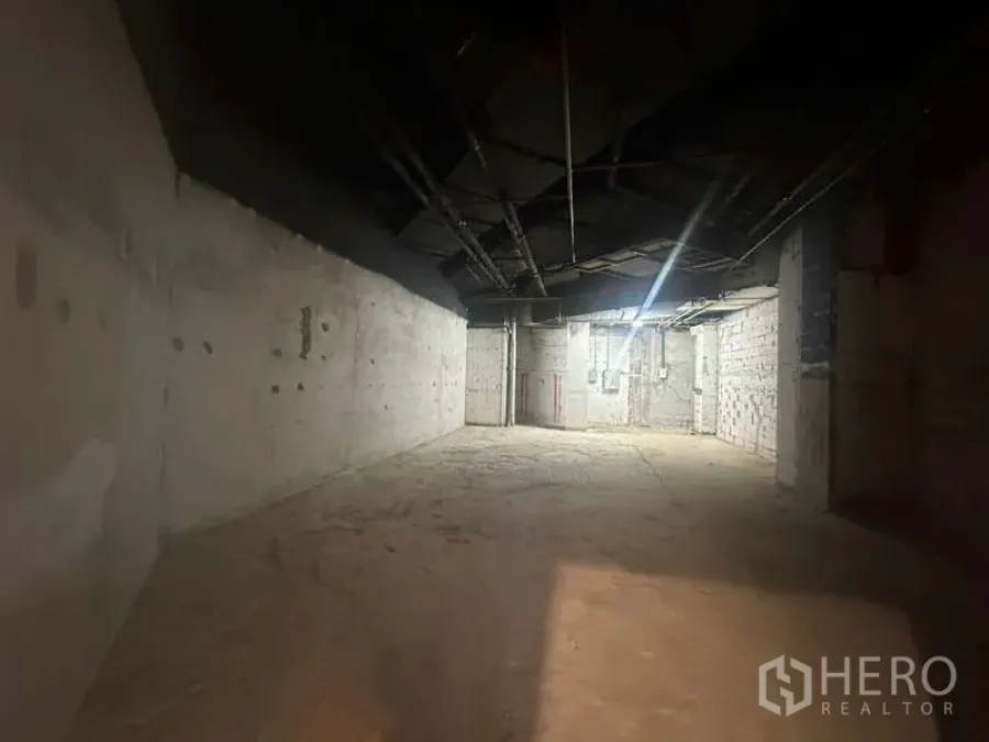 零售空间 出租 - 零售空间毛坯状态，混凝土墙面与外露管线，适合按需装修改造。