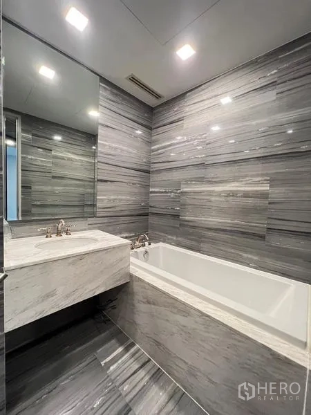 คอนโด ให้เช่าในWatthana, Bangkok - ห้องน้ำหินอ่อนโทนเทา พร้อมอ่างอาบน้ำบิวท์อินและกระจกบานใหญ่