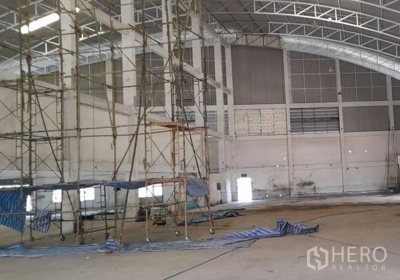 โรงงาน ให้เช่าในMueang Samut Prakan, Samut Prakan - นั่งร้านตั้งกลางคลังสินค้าขนาดใหญ่ พร้อมแผงระบายอากาศและเพดานสูง