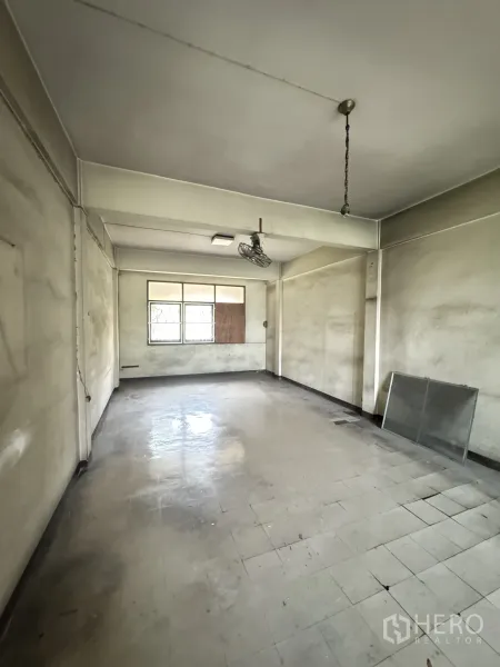 店屋 出租在Watthana, Bangkok - 楼上大房间，带窗与墙挂风扇，地砖待翻新。